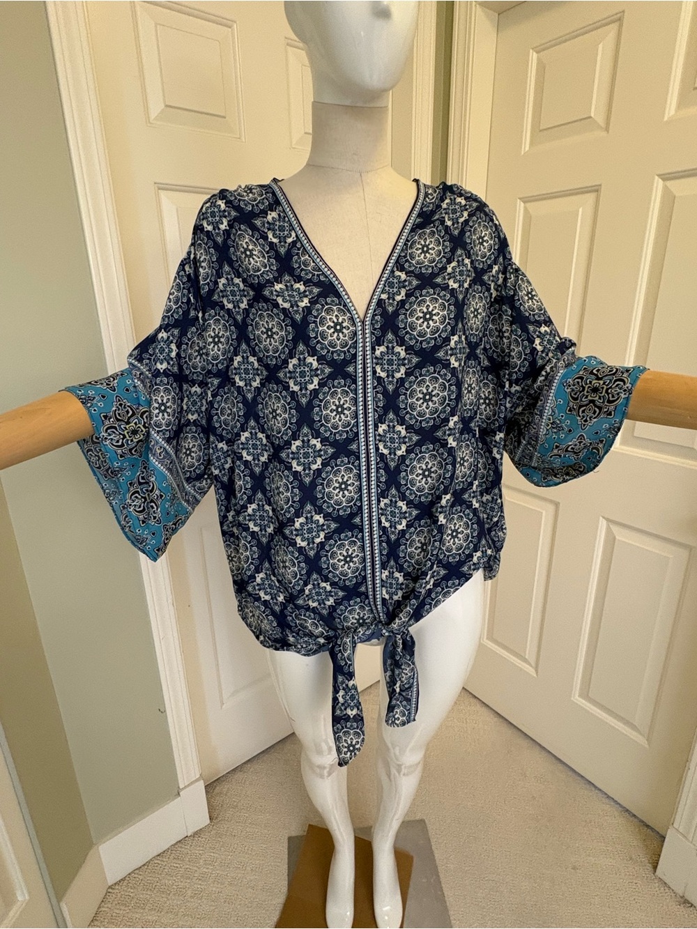 Max Studio Navy Medallion Tie-Front Blouse Like New 1x (Fit Sz 16)